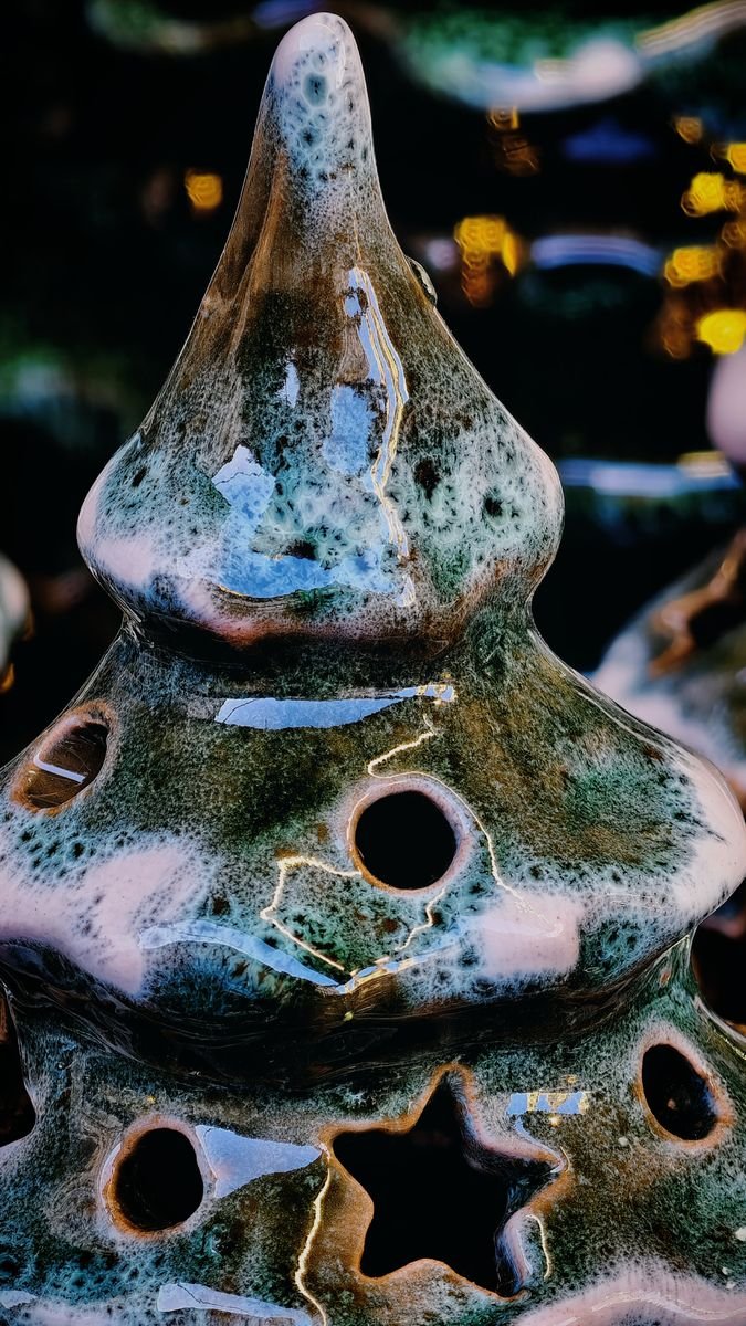 Crystalline textured glaze on a ceramic surface